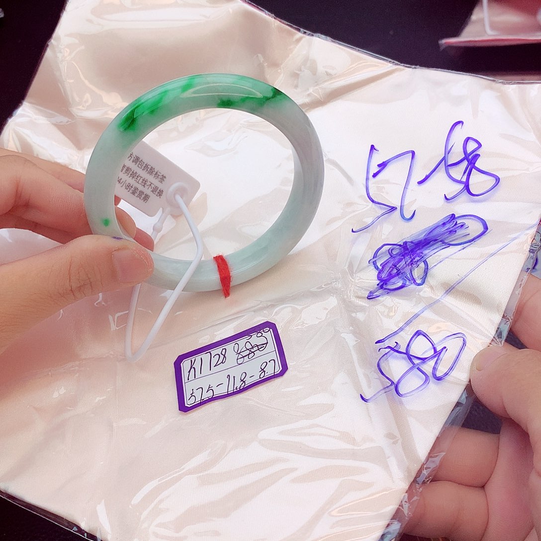 翡翠手镯未镶嵌翡翠