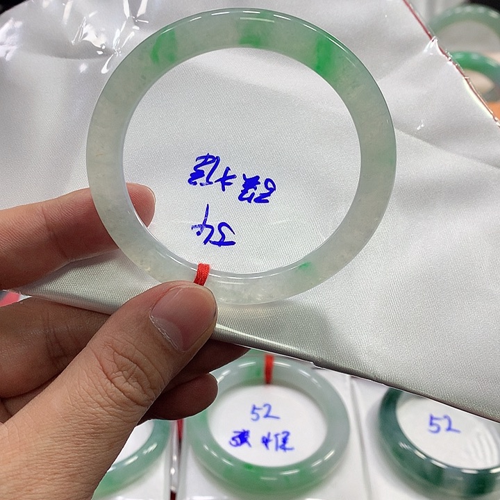 翡翠手镯未镶嵌翡翠