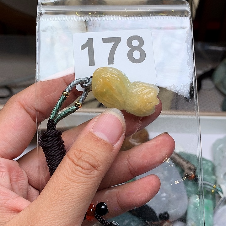 翡翠颈饰未镶嵌不**老翡翠