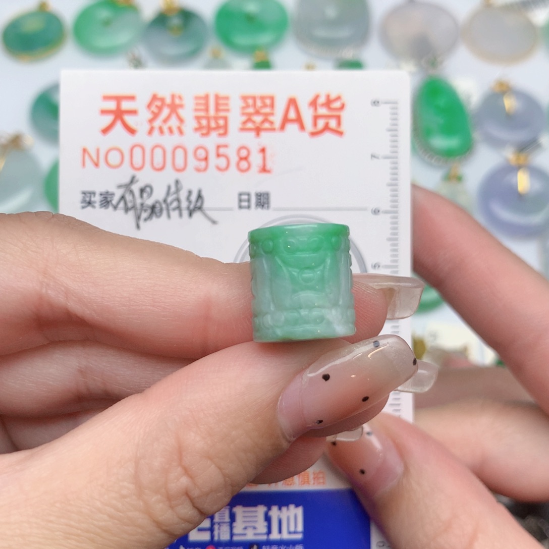 翡翠未镶嵌颈饰路路通