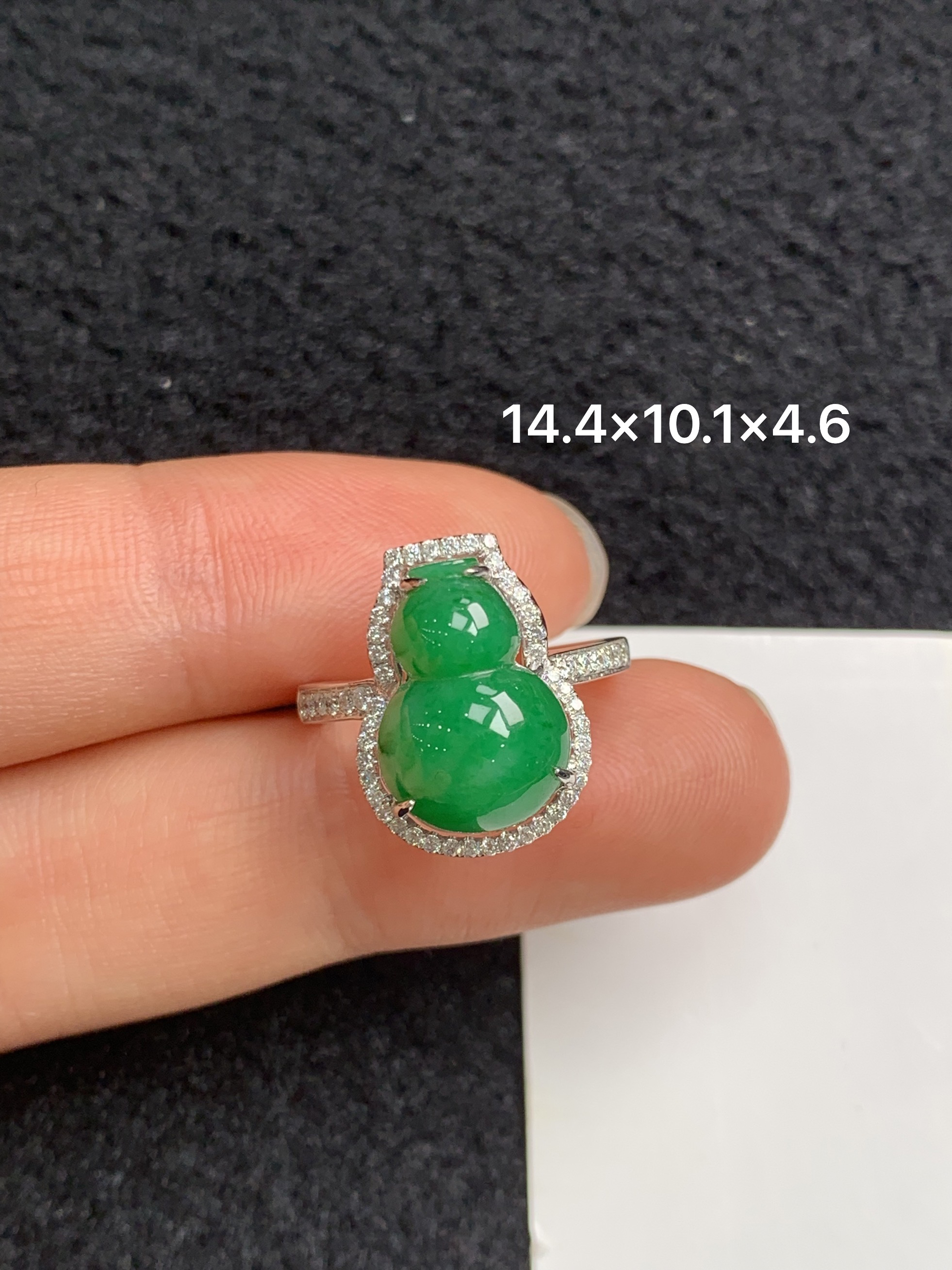 18K金镶嵌天然缅甸翡翠阳绿葫芦戒指