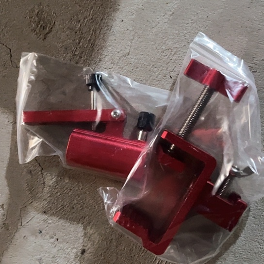 钓台炮台架红。          