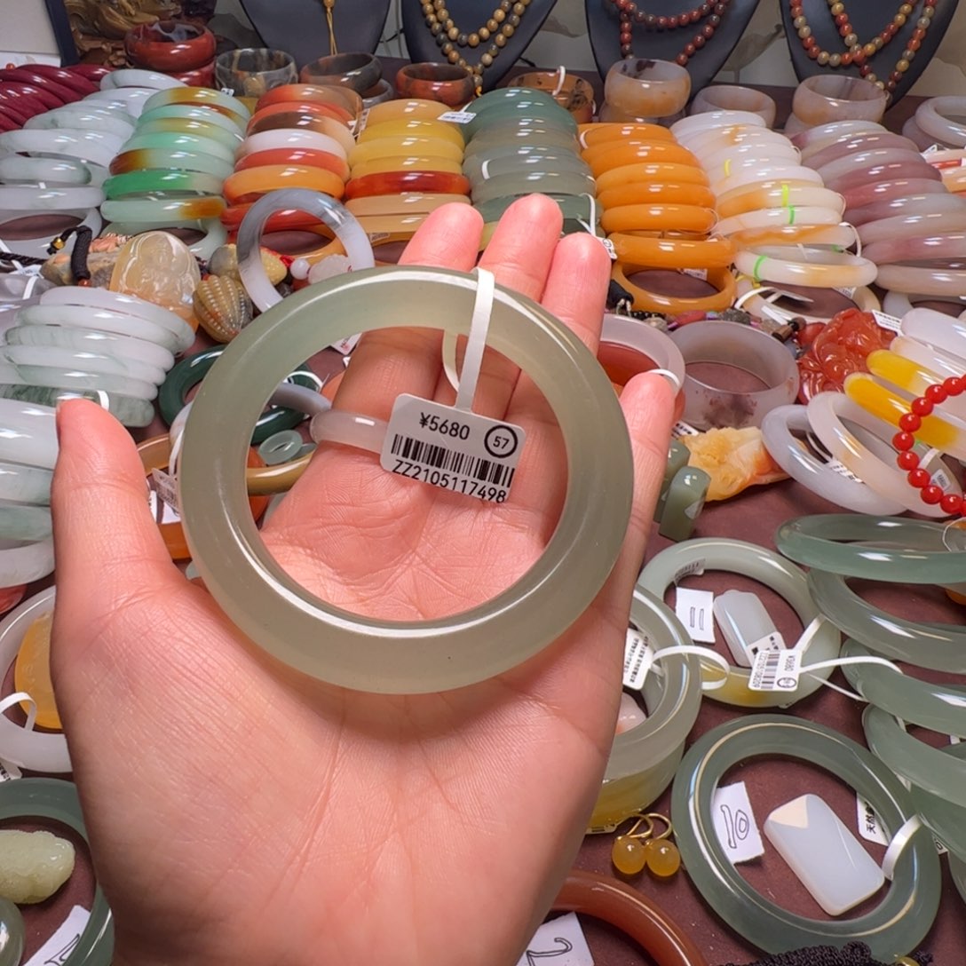 小***子石英岩玉未镶嵌手镯