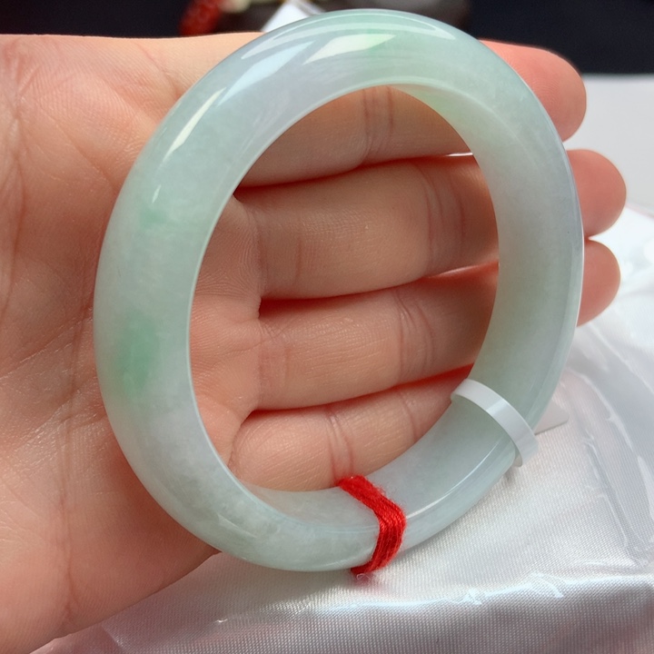 翡翠手镯未镶嵌55圈