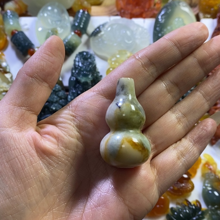 蛇纹石玉未镶嵌颈饰