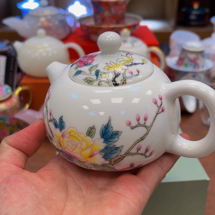 花花绿绿地开着灯