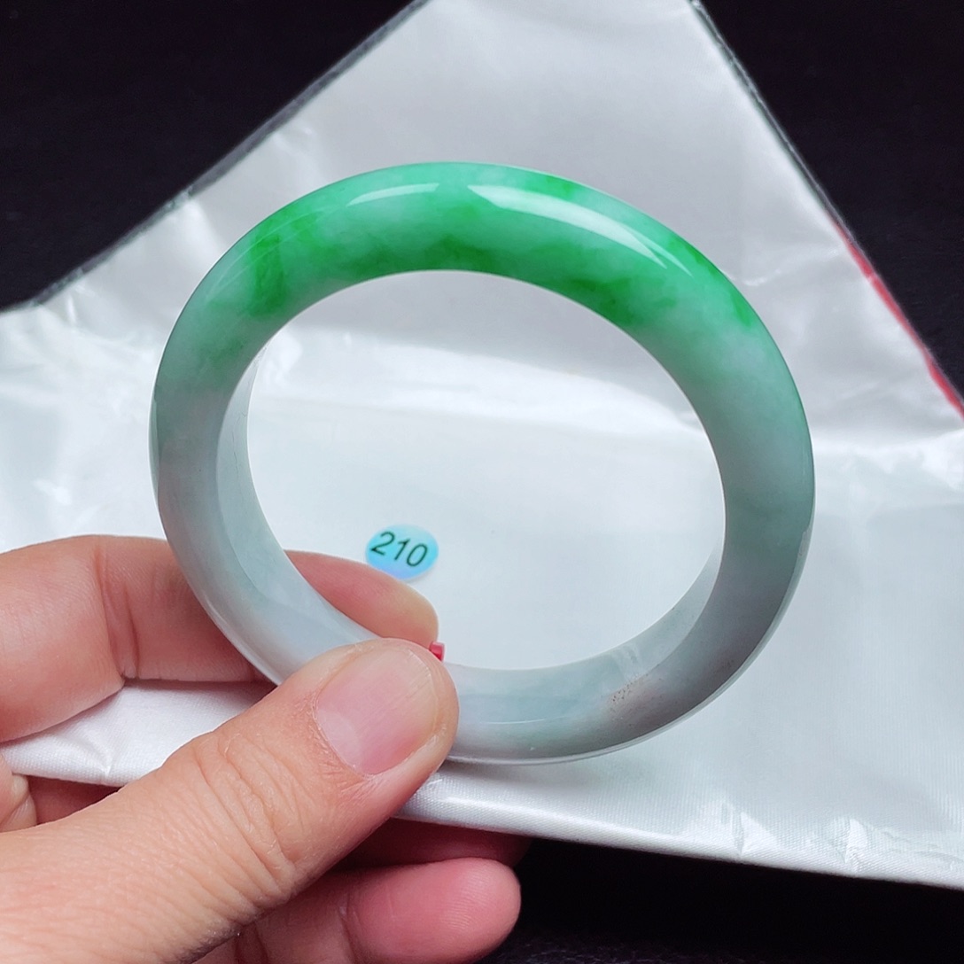 翡翠手镯未镶嵌55圈