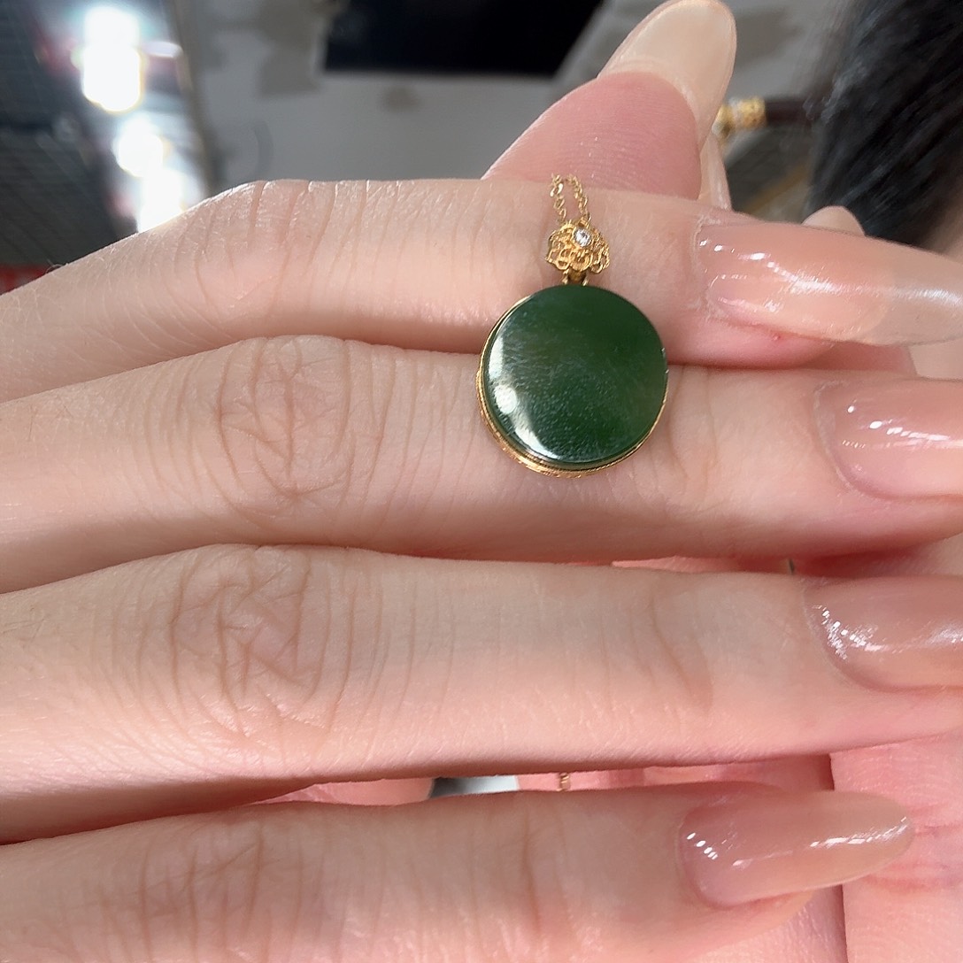 和田玉吊坠(不含链)18K金镶嵌