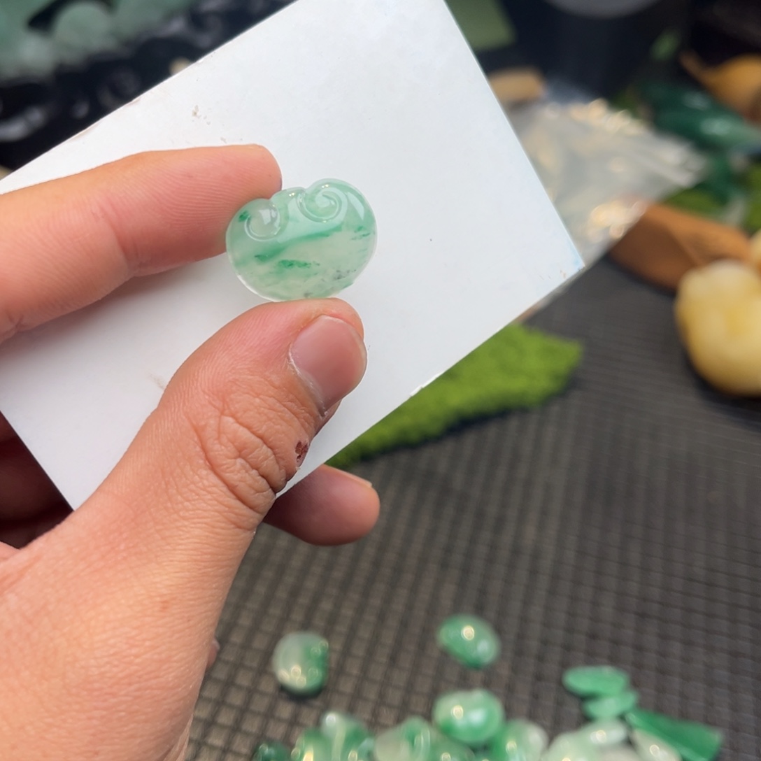 柠***草石英质玉（非洲翠）未镶嵌颈饰