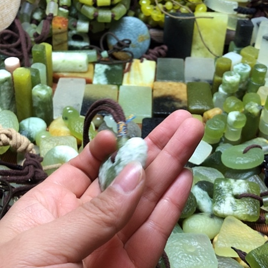 未镶嵌岫玉吊坠宋**?