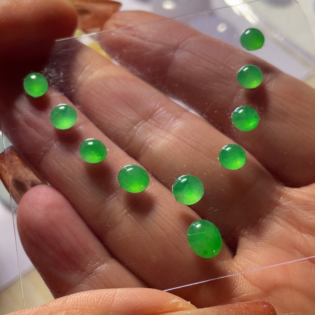 翡翠颈饰未镶嵌蛋面