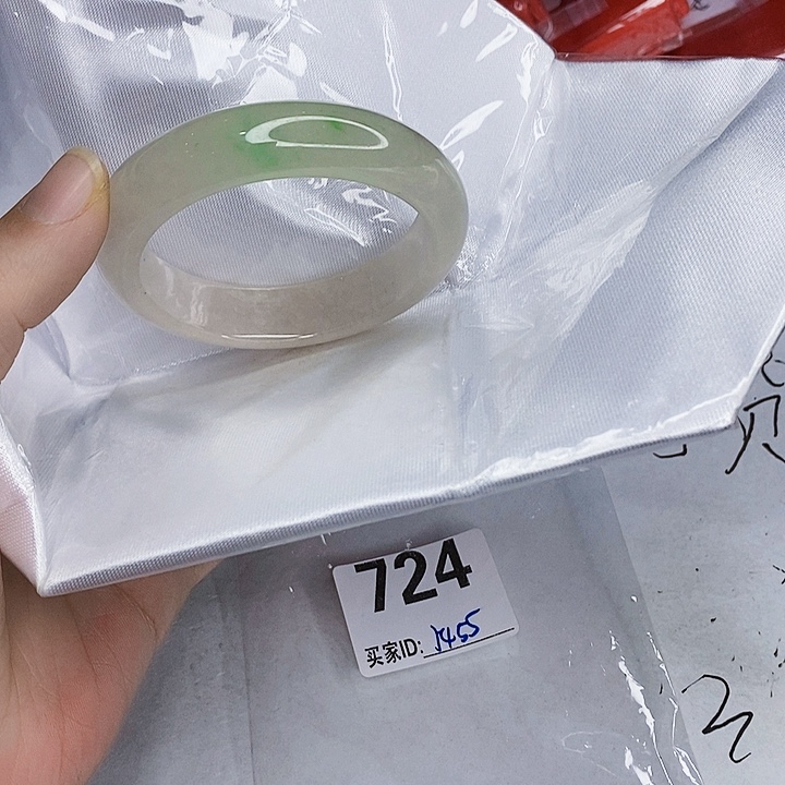 翡翠未镶嵌手镯一图一物实物为准（微瑕处理）