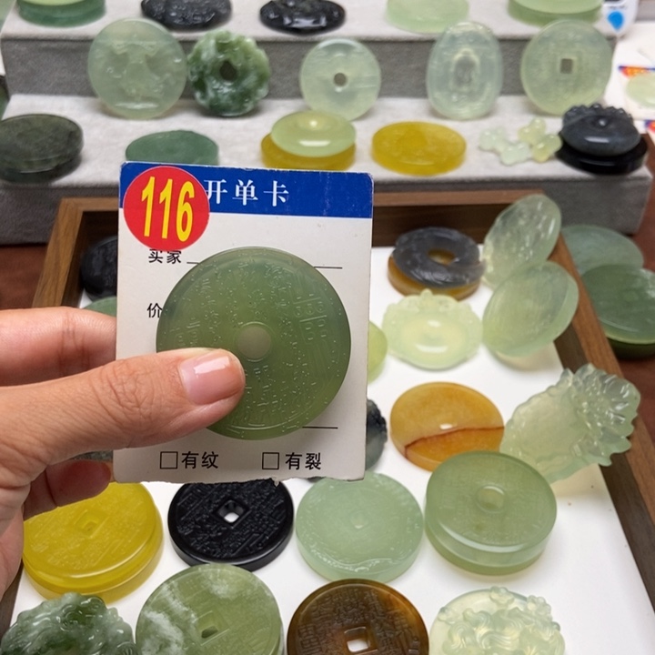 未镶嵌蛇纹石玉颈饰桂****游