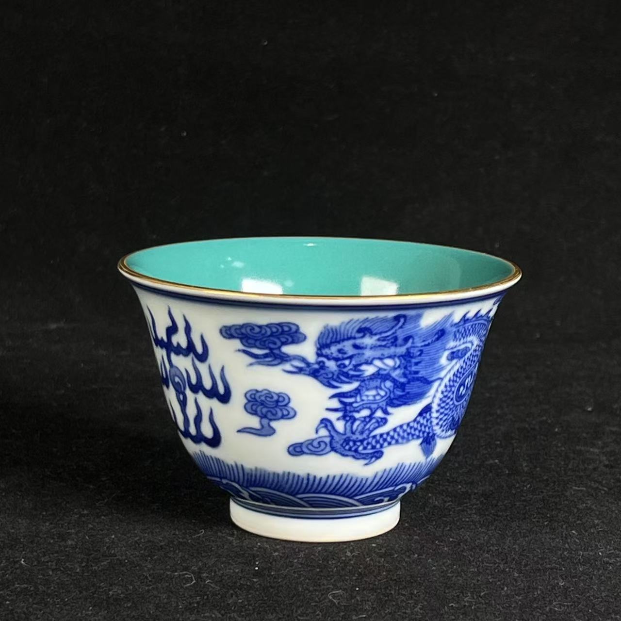 F内松石绿外青花云龙戏珠纹杯