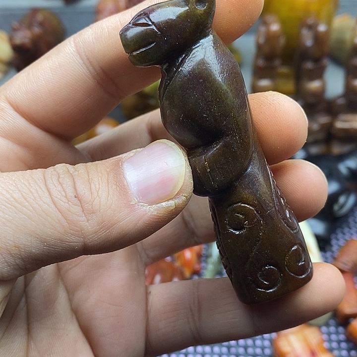 未镶嵌蛇纹石玉颈饰