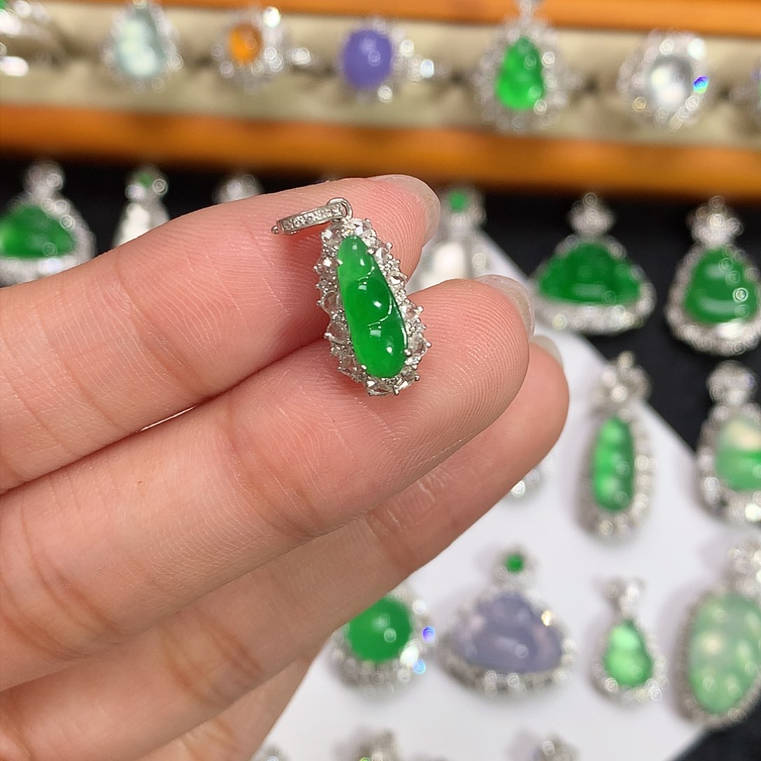 颈饰18K金镶嵌翡翠