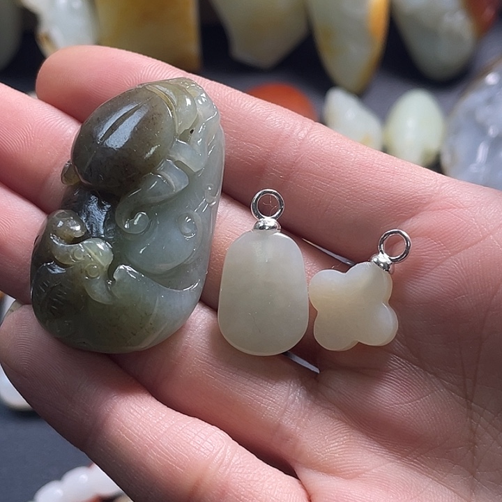 ╭***╮和田玉未镶嵌颈饰