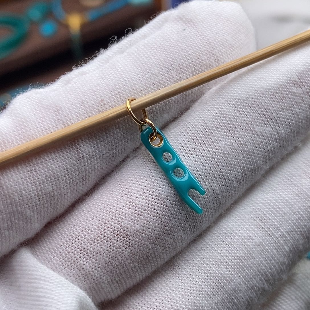 骑***驴绿松石18K金镶嵌绿松石配饰