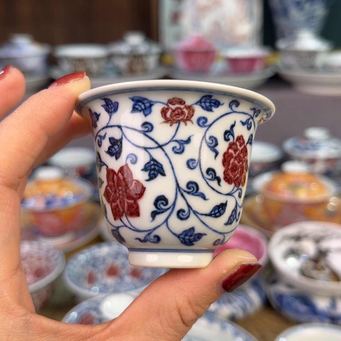 青花釉里红缠枝花卉铃铛杯