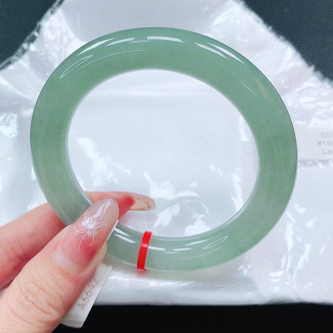 翡翠手镯未镶嵌55圈