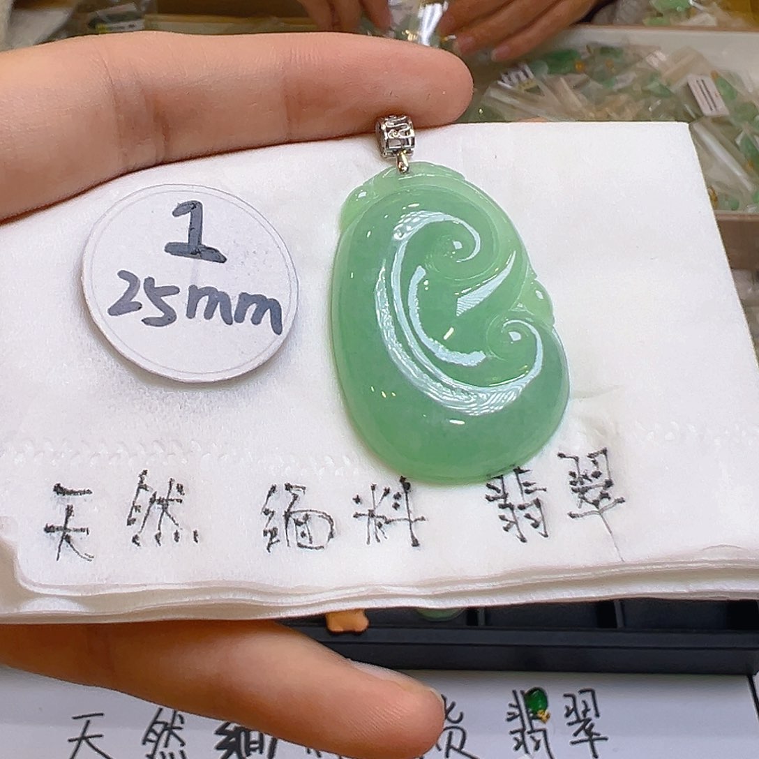 翡翠颈饰18K金镶嵌翡翠