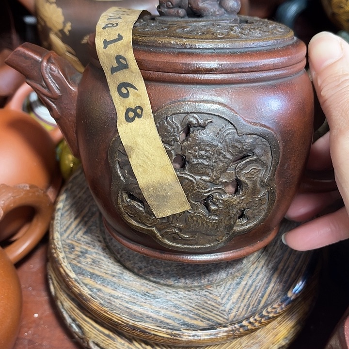 茶壶紫砂原矿泥料手工制作的一把紫砂壶。
