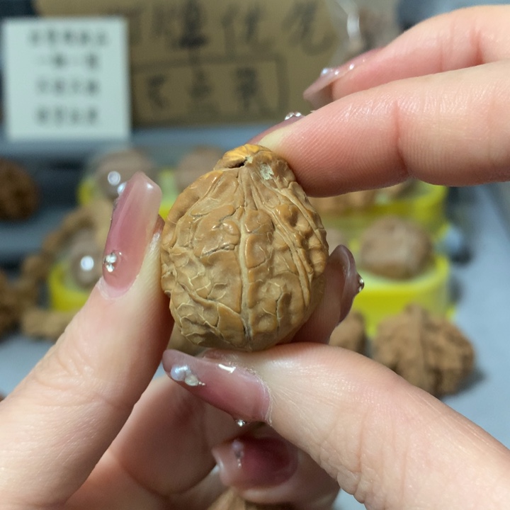 元***哥文玩核桃吊坠异形单只，有瑕疵
