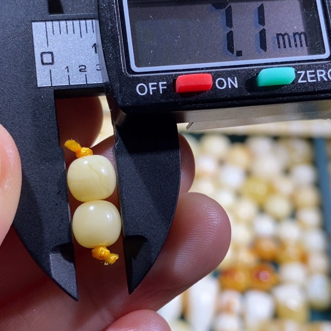 琥珀裸石未镶嵌配饰