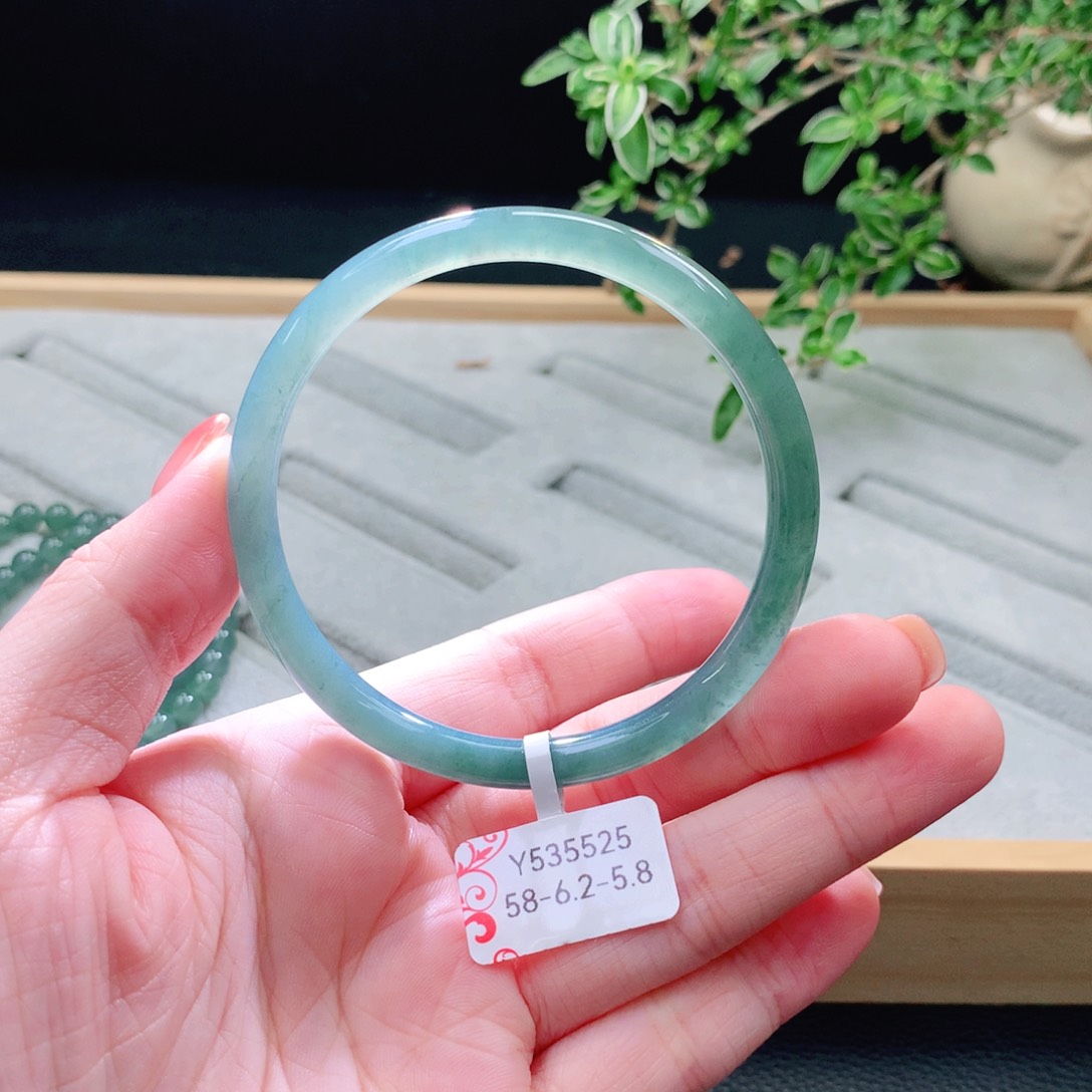 未镶嵌手镯（圆镯）翡翠