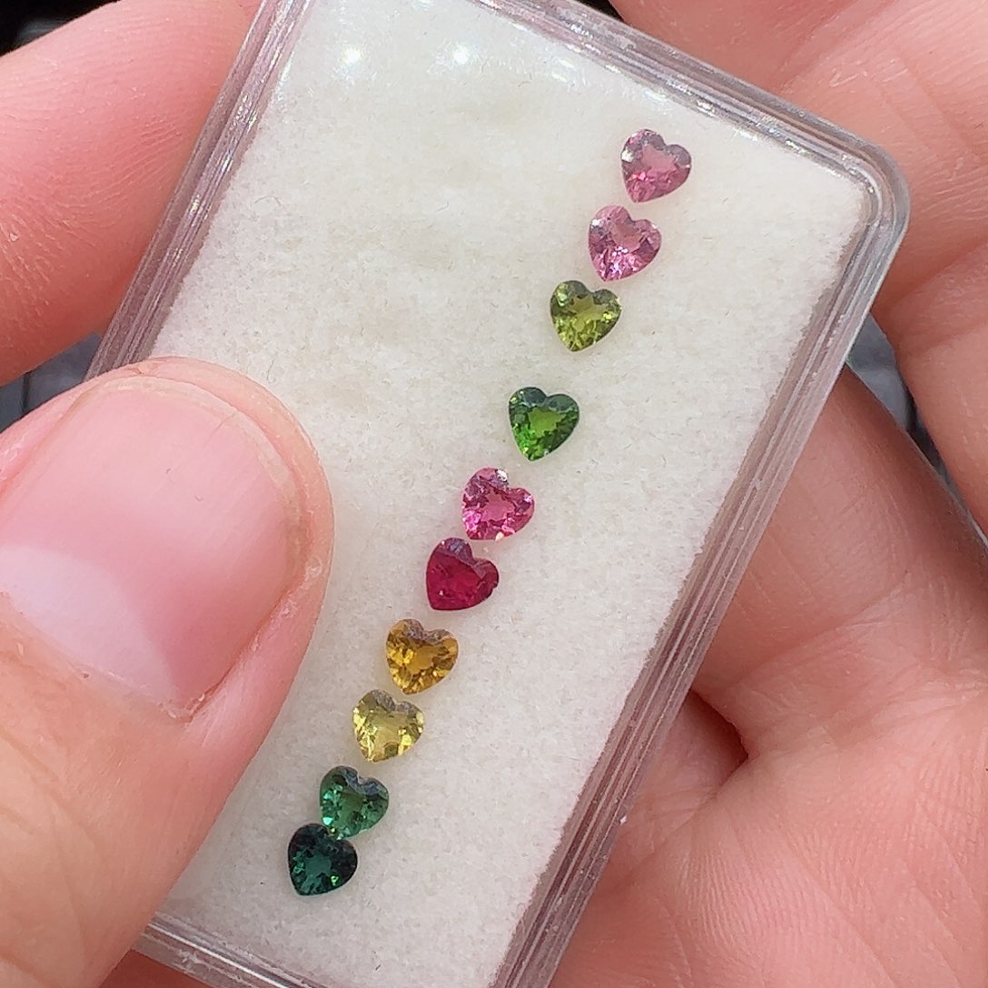 碧玺10颗心4裸石未镶嵌