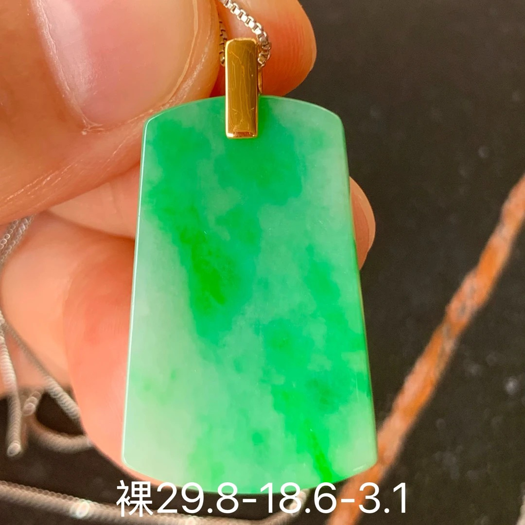 冰飘绿无事牌天然翡翠吊坠 镶嵌精致