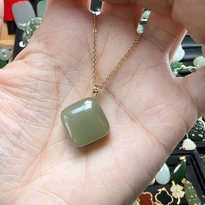 颈饰18K金镶嵌和田玉¥