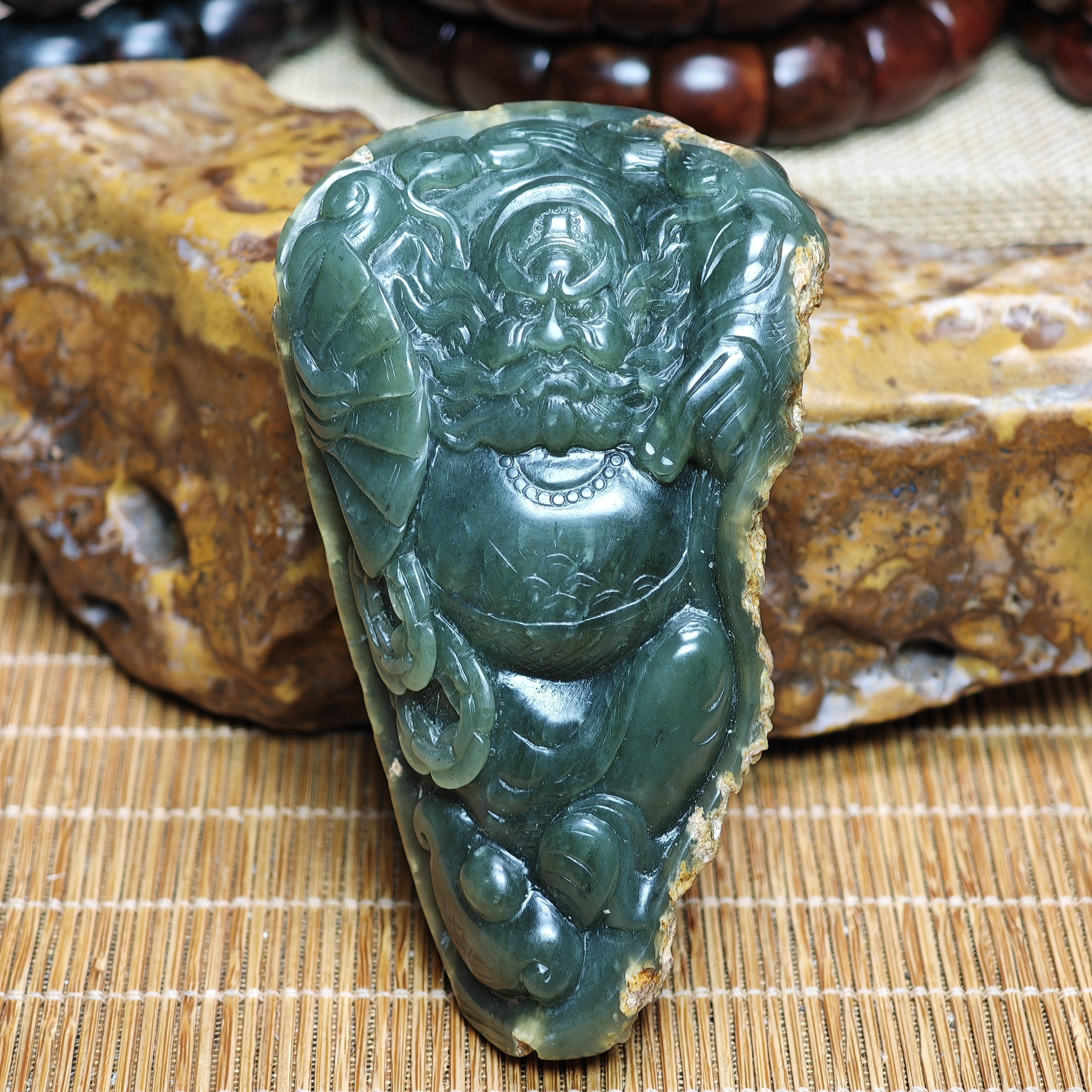 河磨玉独籽钟馗手把件，马蜂皮俏色巧雕。尺寸在详情（出河磨玉证书）