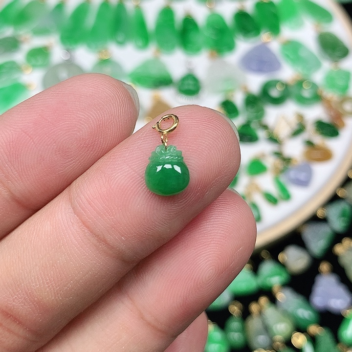 翡翠配石18K金扣头 精美缅料满绿小钱袋福袋