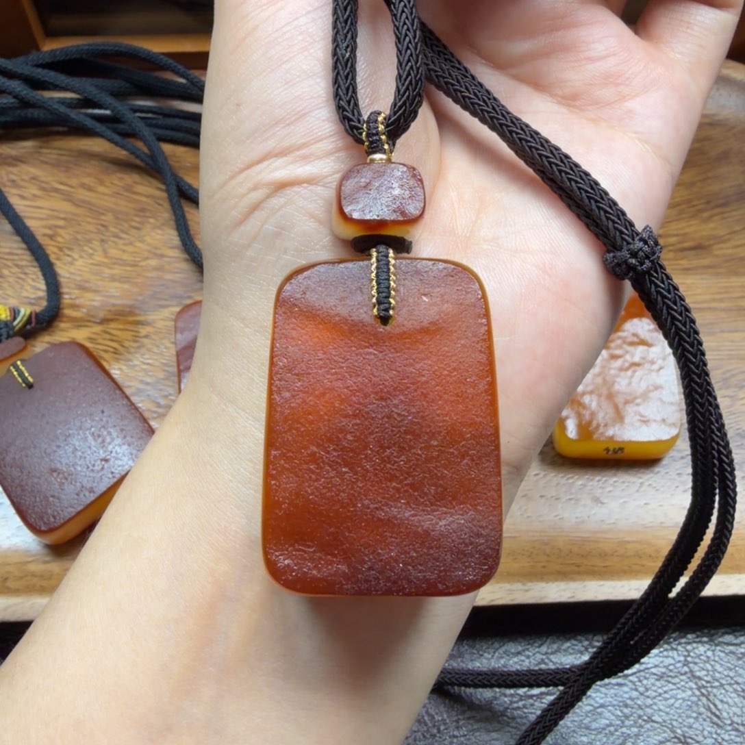 琥珀未镶嵌吊坠(赠链)