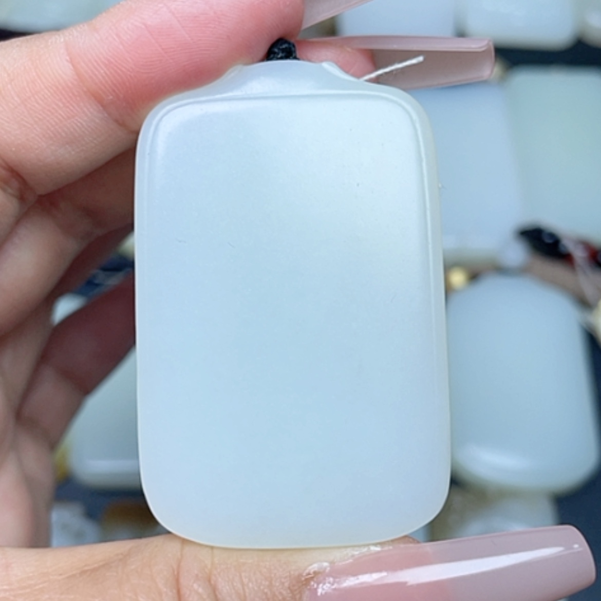 【闪购商品】颈饰未镶嵌和田玉烟***?