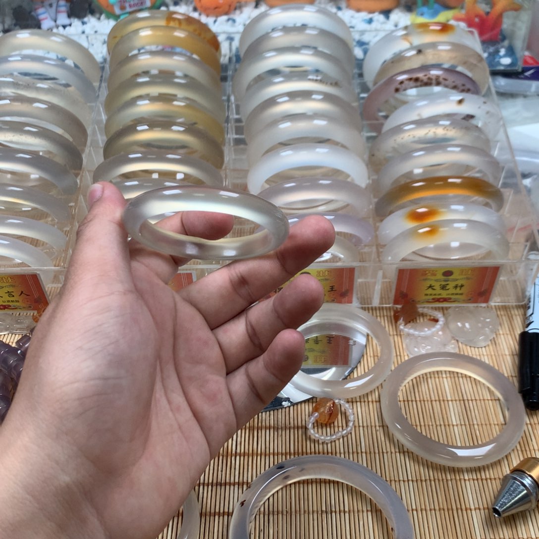 晚***晴玛瑙/玉髓手镯未镶嵌