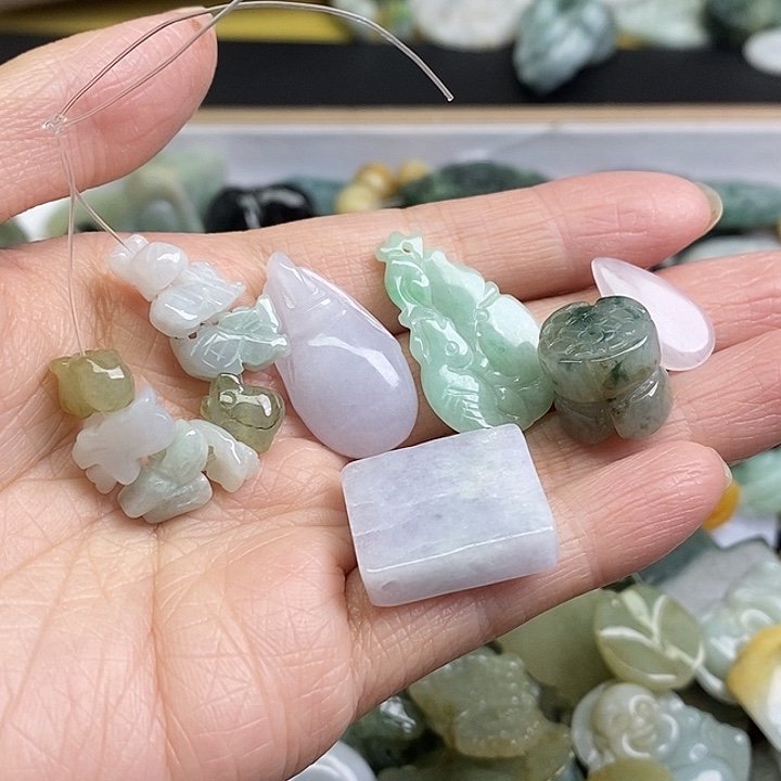 塞***水翡翠未镶嵌颈饰天然翡翠