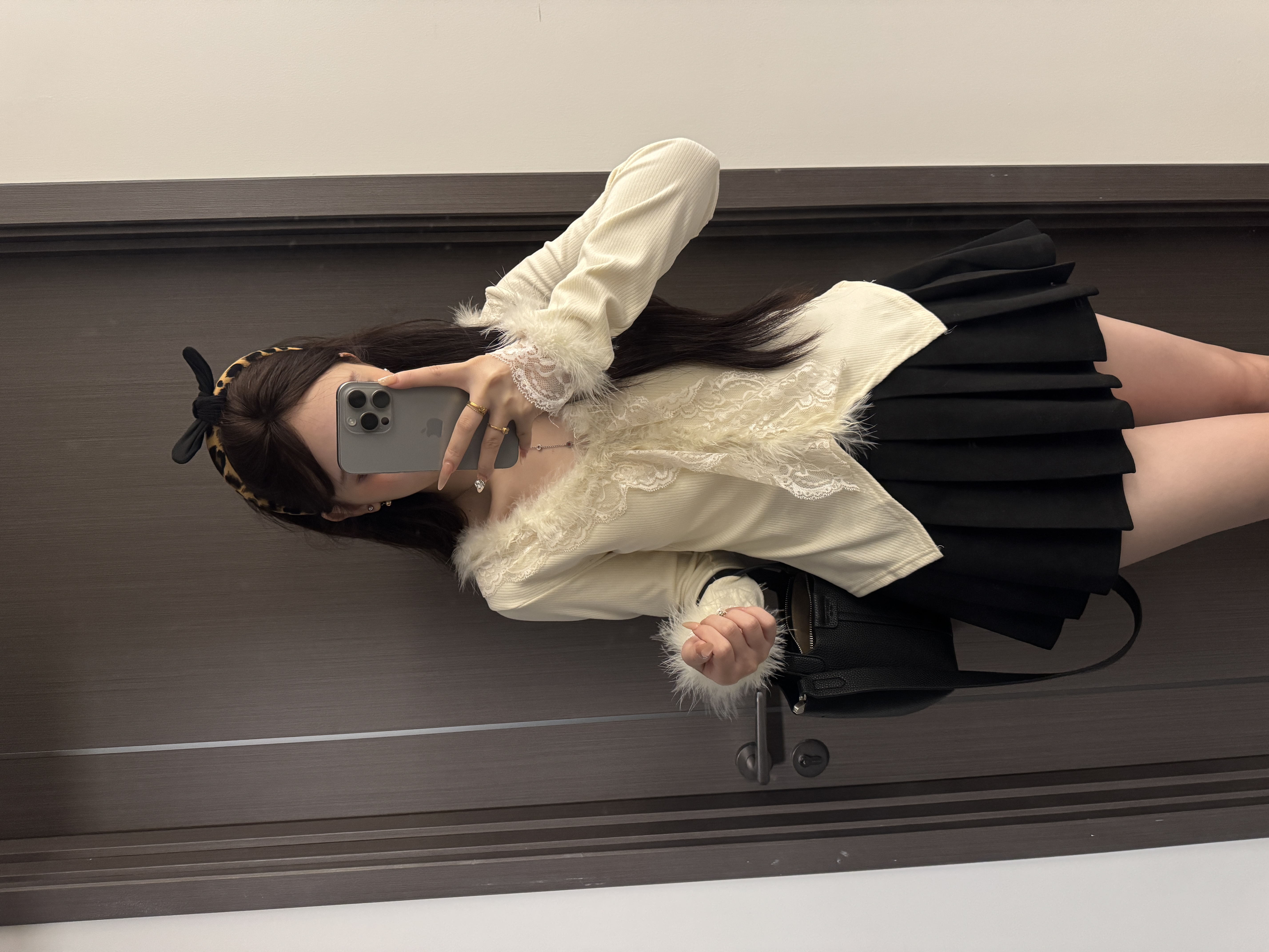 【现货】毛毛边v领T恤女秋冬新款纯欲性感打底衫内搭潮