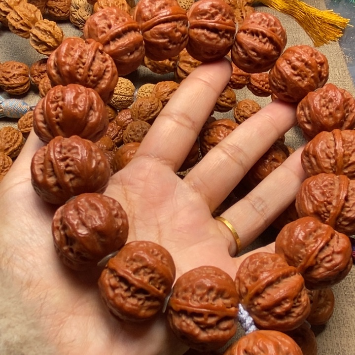 文玩核桃吊坠我****。粗筋八棱