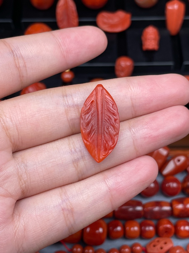 天然南红川料叶子雕刻配饰挂件13*26*4mm