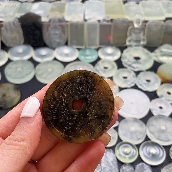 岫玉未镶嵌颈饰山鬼