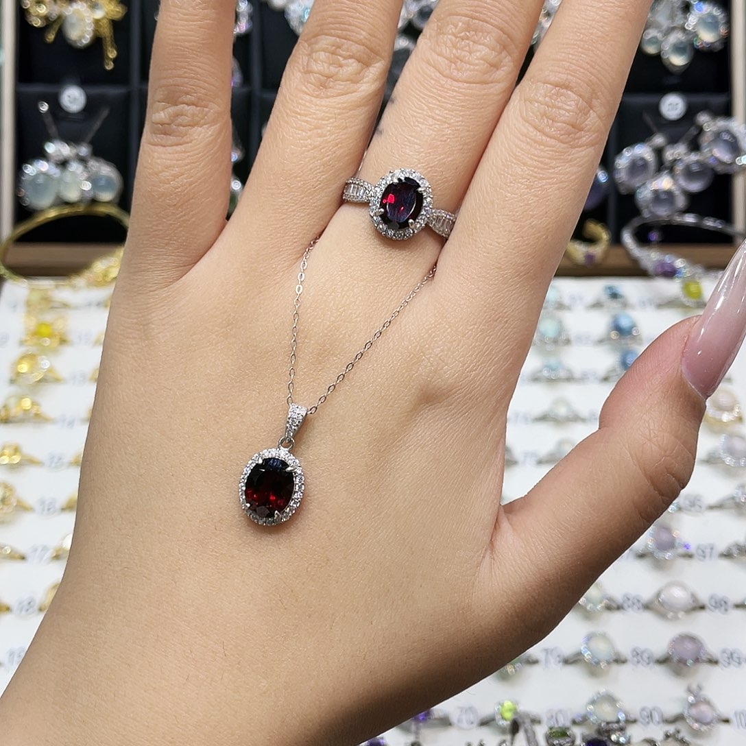 郁***？银S925镶嵌石榴石耳饰