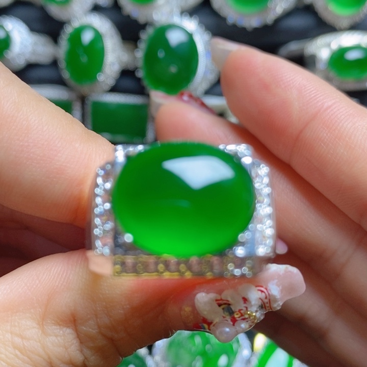 翡翠挂件未镶嵌蛋面