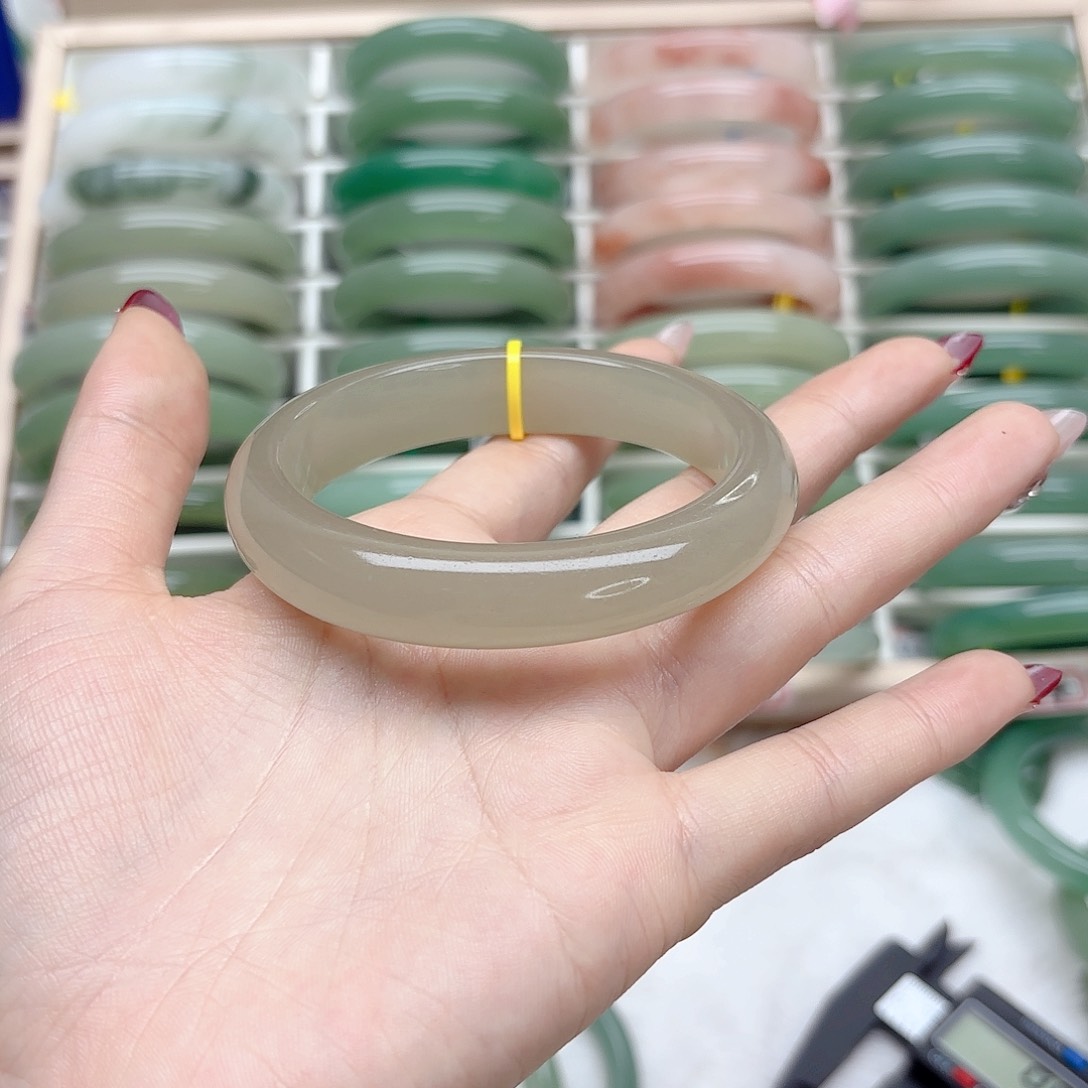 石英质玉手镯未镶嵌60