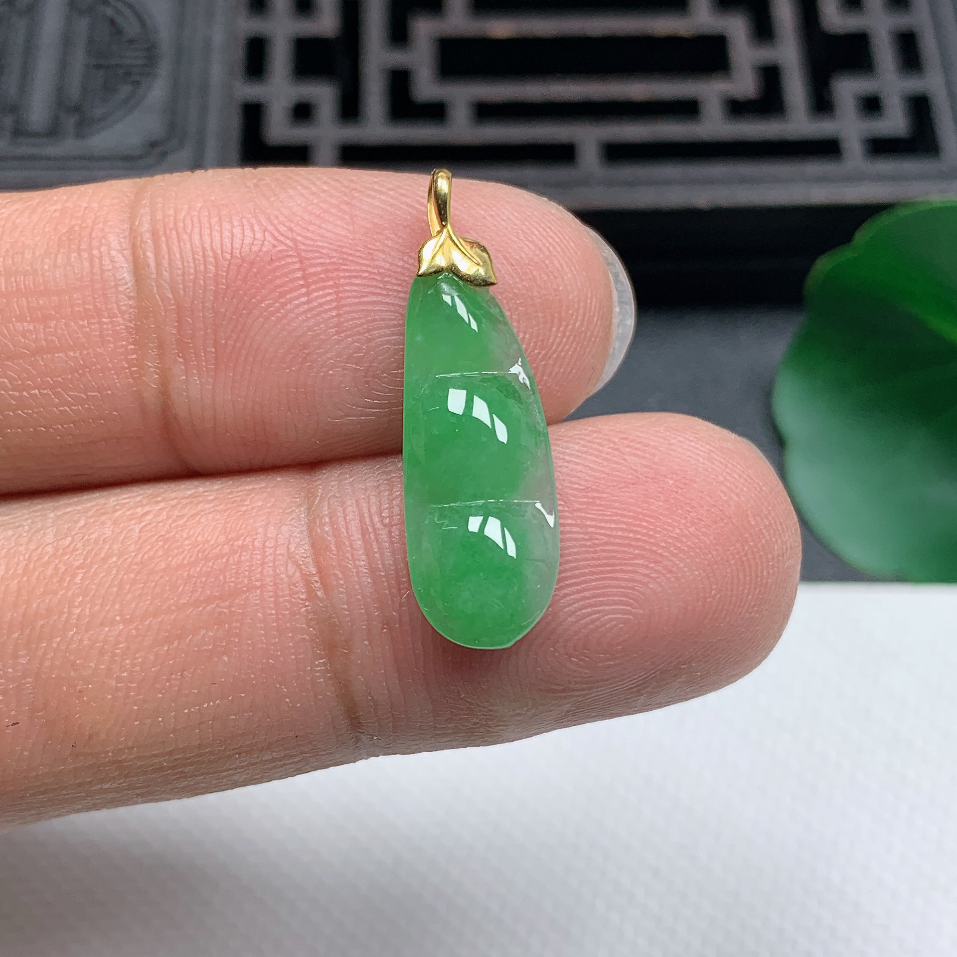 缅甸天然翡翠A货18K金扣冰胶飘绿福豆小吊坠尺寸21.7*8*3.5mm