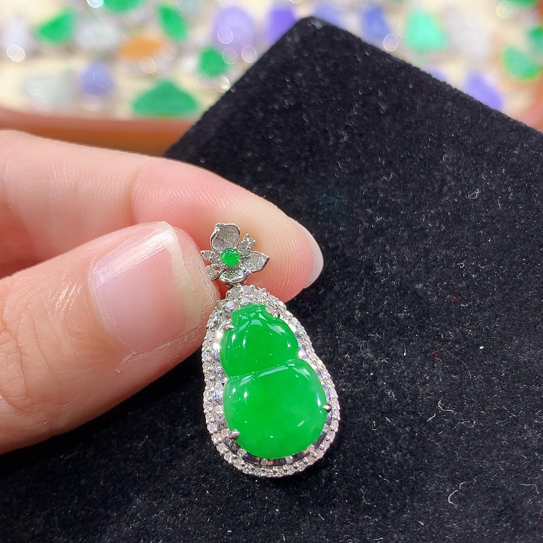 翡翠18K金镶嵌颈饰