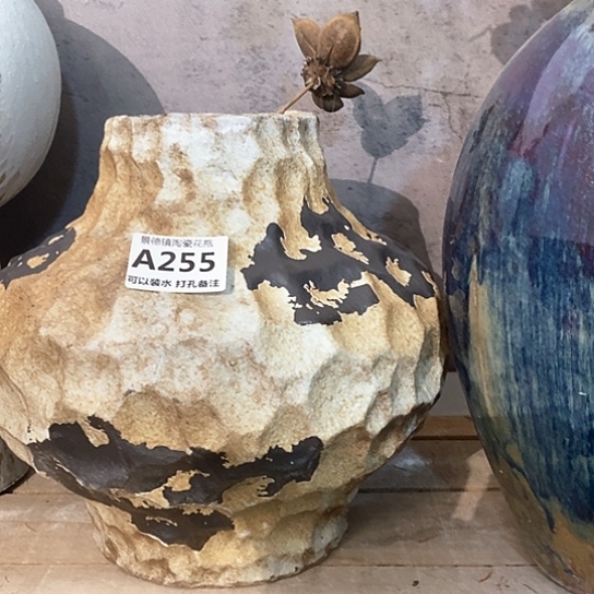 瓶景德镇陶瓷高28厘米口11厘米。景德镇