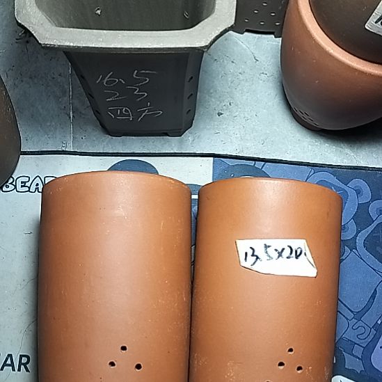 红泥大笔筒两个花盆