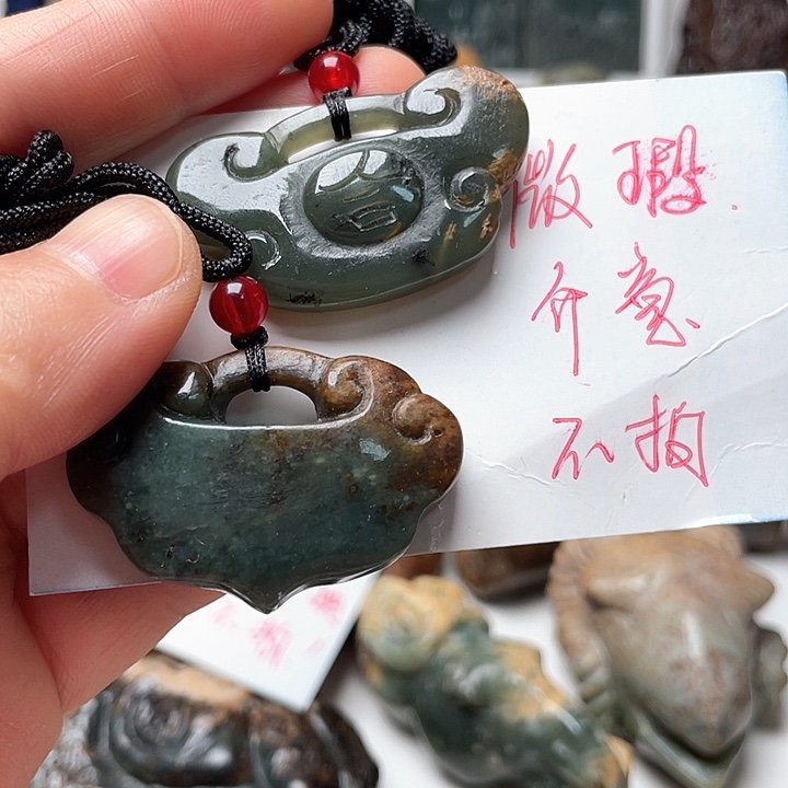 未镶嵌岫岩河磨玉（透闪石质玉）挂件